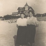 Łeba, plaża przy hotelu neptun, z prawej – Helena Kasprzak.