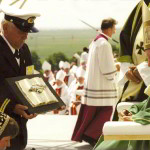 Czesław Kołodziej - wręcza złotego pomuchla papieżowi JP2