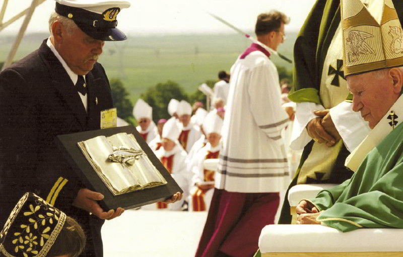 Czesław Kołodziej - wręcza złotego pomuchla papieżowi JP2