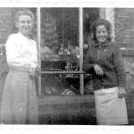 Górska Irena - Mama z córką przed sklepem