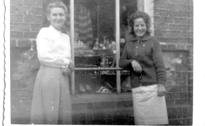 Górska Irena - Mama z córką przed sklepem