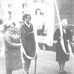 Pani Ela trzymająca sztandar Matki Bożej Różańcowej. Na zdjęciu od lewej Pani Rataj, Pani Karziewicz i Pani Kurowska.