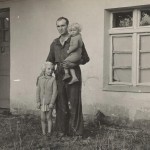 Łeba, ul. Kościuszki, Smaruj Wiesław z dziećmi , w drzwiach – Marianna Smaruj.