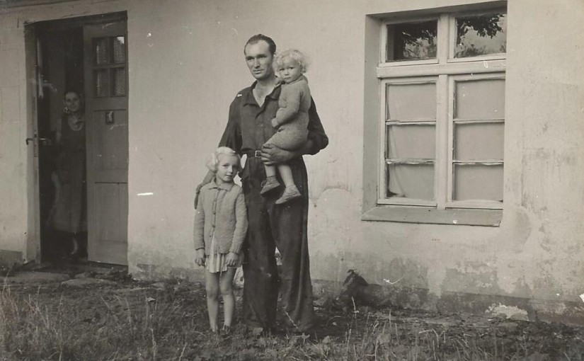 Łeba, ul. Kościuszki, Smaruj Wiesław z dziećmi , w drzwiach – Marianna Smaruj.