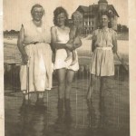 Plaża w Łebie przy hotelu Neptun, 1947 rok ( w środku Antonina Sułkowska).
