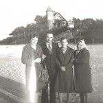 Plaża w Łebie, z lewej – Krystyna Specjalska, z prawej – Irena Piotrowska.