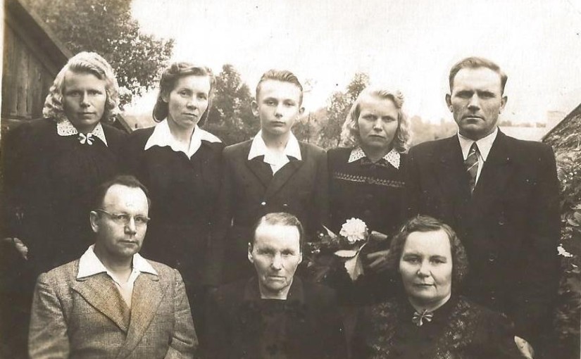 W rzędzie na dole w środku Konstancja Miłosz (matka) z dziećmi: Anną (z prawej) i Antonim (z lewej). Stoją (od lewej) : Klotylda, Jadwiga, wnuk Jan, Monika i Robert.