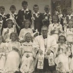 1955 rok, I Komunia św. Aliny Świderskiej, ks. Napierała.