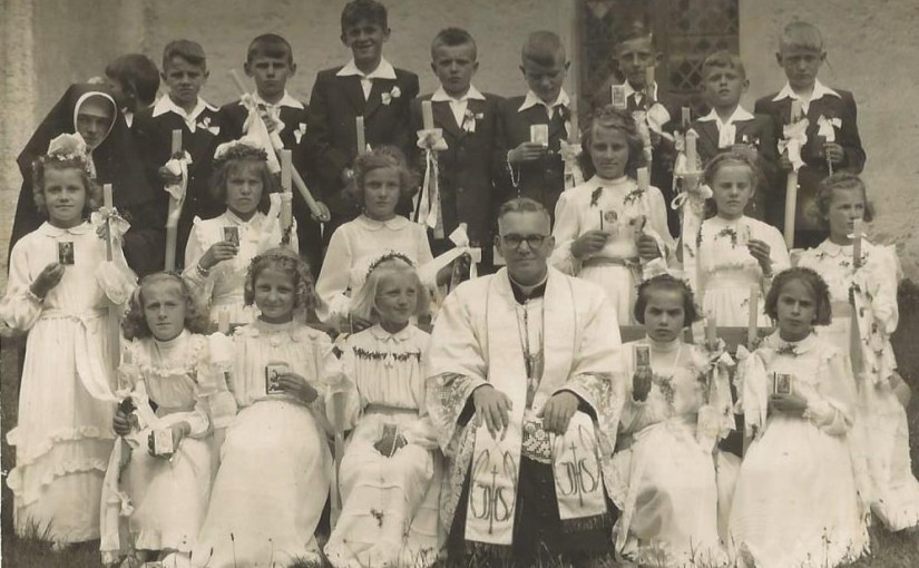 1955 rok, I Komunia św. Aliny Świderskiej, ks. Napierała.