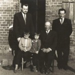 Michał Raubo z synami: (od lewej) Bronisławem i Alfonsem oraz wnukami: Jerzym i Anną.