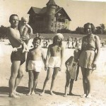 Plaża w Łebie przy hotelu Neptun, Antonina i Wojciech Sułkowscy z dziećmi.