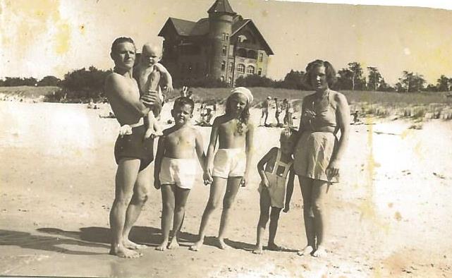 Plaża w Łebie przy hotelu Neptun, Antonina i Wojciech Sułkowscy z dziećmi.