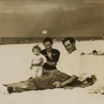 Feliksa i Franciszek Bieleccy z córką Anną na plaży w Łebie, 1951 (Pani Feliksa Bielecka)