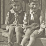 Kazimierz Burzyński z siostrą Teresą na progu domu - Łeba rok 1953