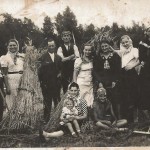 Stanisław Ratajczak w pracy u Bauera (pierwszy z lewej, z kosą)