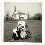 Stefania Kurowska z dziećmi i kuzynem, w tle budynek starej mleczarni, rok 1950.