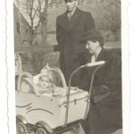 Państwo Kurowscy z córką Dorotą na moście ul. Kościuszki, rok 1949.