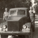 Kierowca Paweł Żarski z pomocnikiem p. Gienkiem - rok 1949