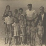 Irena i Włodzimierz Piramowiczowie z dziećmi na plaży.