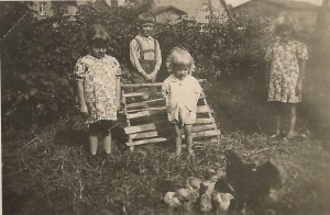 Ryszard Stachewicz z siostrami Teresą i Marylą i bratem Lechem (Wszyscy skądś pochodzimy: rodzina Stachewiczów)