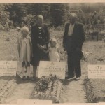 Franciszka i Bolesław Piaseccy z córkami Ireną i Hanną przy grobie syna Tadeusza