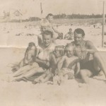 Rodzina Jabłkowskich na plaży w Łebie, 1953 rok.