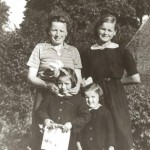 Łeba, 1953 rok, z lewej: Zofia Ziębicka z córkami: Aurelią i Wiesławą.